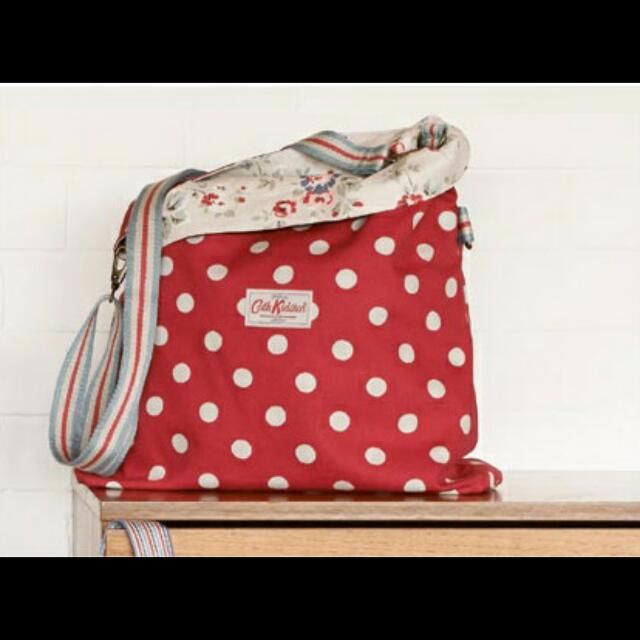 button spot reversible cross body