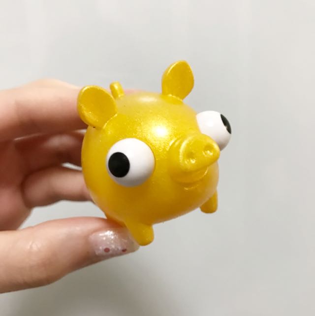 gold squishy pig