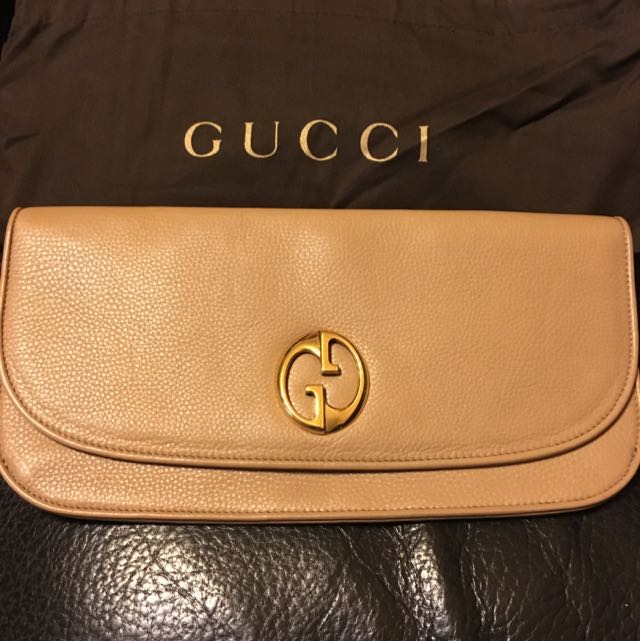 gucci logo clutch