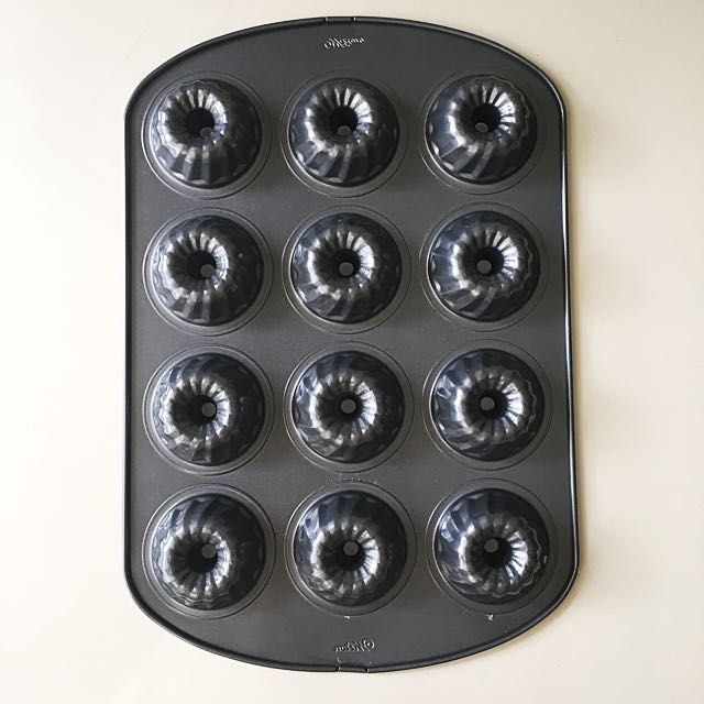 WILTON 12 HOLES MINI BUNDT FLUTED CAKE PAN, Kitchen & Appliances di