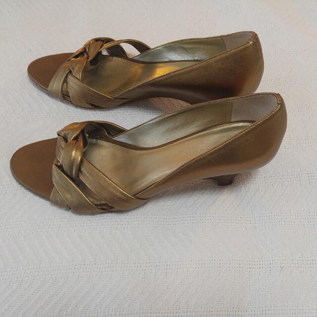 Anne klein 2025 peep toe wedge