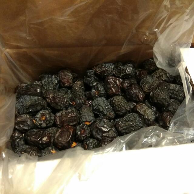 Ajwa Dates Al Madina Al Munawarah Food Drinks Packaged Snacks On Carousell