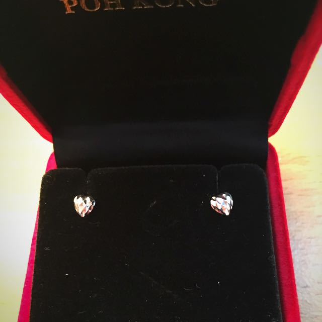 Poh kong deals white gold earrings