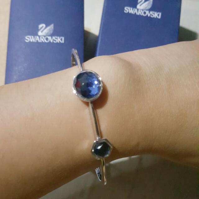 Authentic brandnew SWAROVSKI bangle bracelet (Category: Luxury Accessories) located in Quezon City. Submitted by js.authenticlux (Listing ID 89755133, Image 1). Description: * authentic swarovski brand bangle bracelet * complete with box and carecard *Call txt 09178029682.