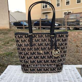 MICHAEL KORS JET SET ITEM MEDIUM TZ SNAP POCKET TOTE IN BEIGE/BLACK