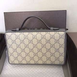 Gucci男仕手拿包