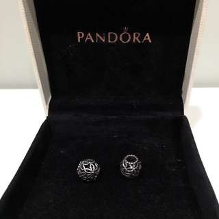 Pandora 簍空小花銀飾 3。