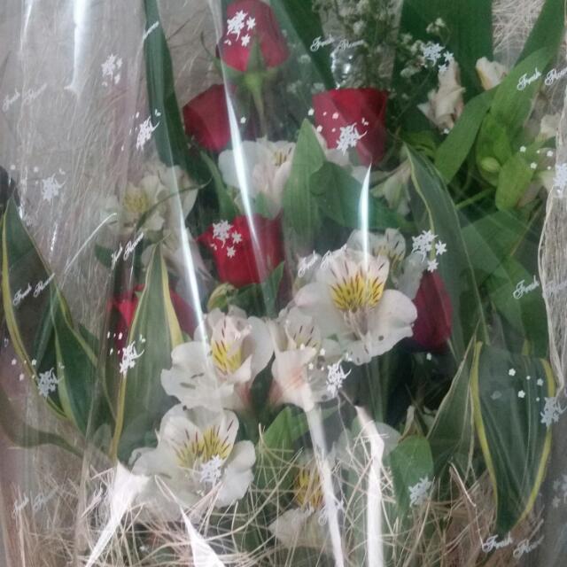 Flower Bouquet ( w imported chocolates) (Category: Flowers & Bouquets) located in Pasig City. Submitted by musamam_10 (Listing ID 90636833, Image 2). Description: Selling Flower Bouquet for 900. - also available w choco at 1000. Pre order needed meet up/delivery within 2-3 days Price may vary & design of bouquet as well pm for more info.