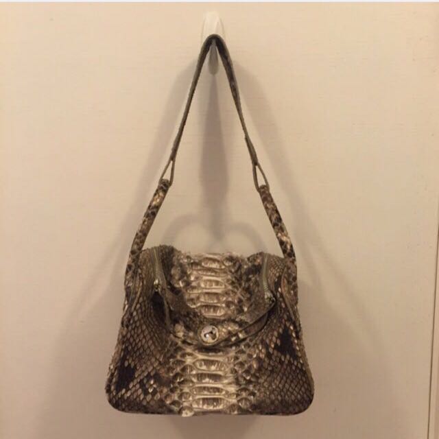 Python Shoulder Bag （分類：手袋及銀包）位於 Hong Kong。 由 happy242424 提交（商品編號 90888447，圖片 1）。簡介： 80% new Real leather Good looking and Easy to carry。