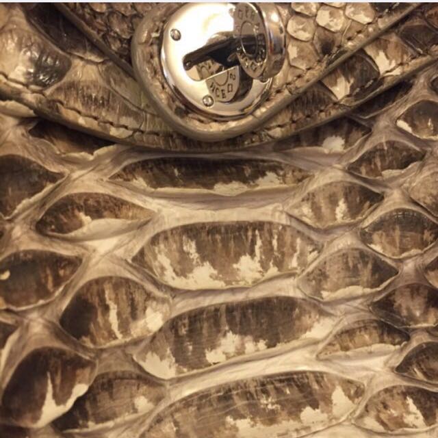 Python Shoulder Bag （分類：手袋及銀包）位於 Hong Kong。 由 happy242424 提交（商品編號 90888447，圖片 3）。簡介： 80% new Real leather Good looking and Easy to carry。