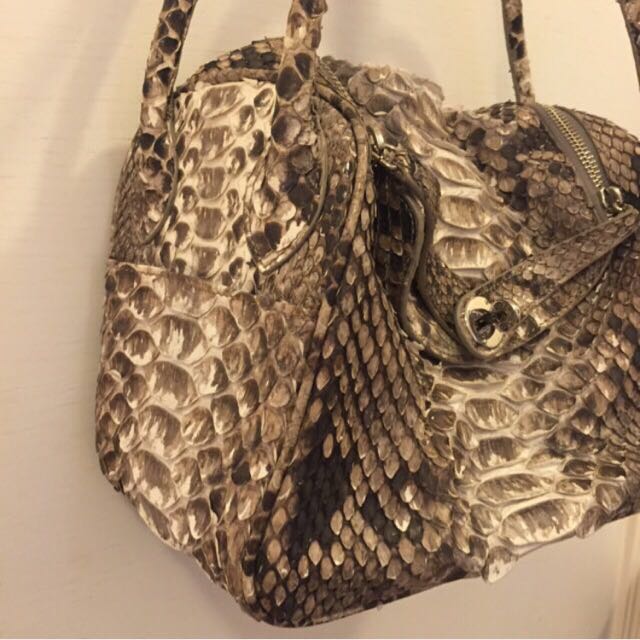 Python Shoulder Bag （分類：手袋及銀包）位於 Hong Kong。 由 happy242424 提交（商品編號 90888447，圖片 2）。簡介： 80% new Real leather Good looking and Easy to carry。