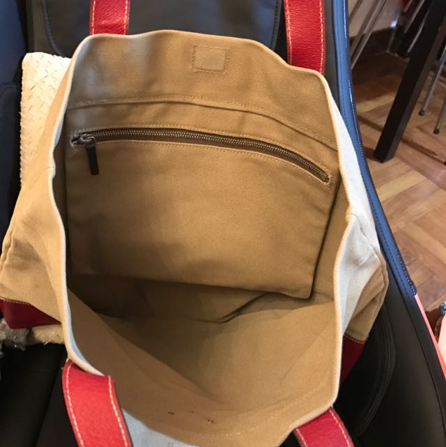 Prada （分類：手袋及銀包）位於 Hong Kong。 由 jovichan 提交（商品編號 91050262，圖片 3）。簡介： 非常新淨。