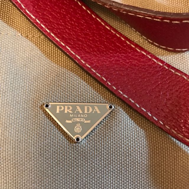 Prada （分類：手袋及銀包）位於 Hong Kong。 由 jovichan 提交（商品編號 91050262，圖片 2）。簡介： 非常新淨。