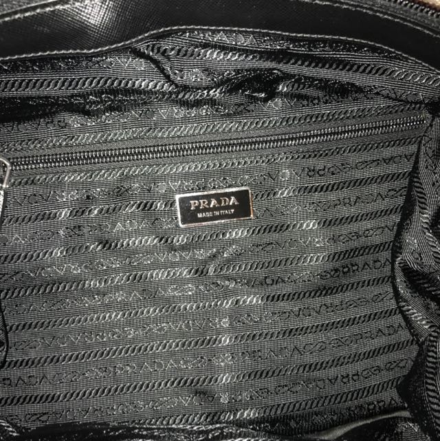 Prada （分類：手袋及銀包）位於 Hong Kong。 由 jovichan 提交（商品編號 91051857，圖片 3）。簡介： 尼龍大袋 新舊如圖。