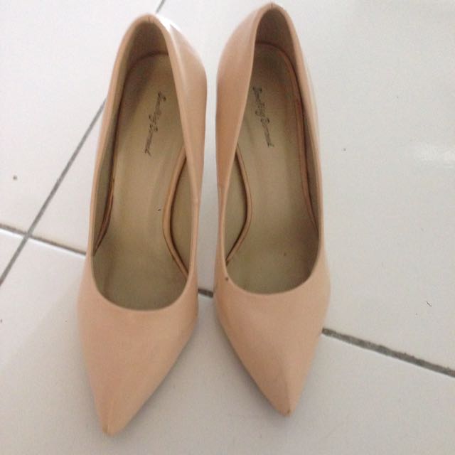 Something Borrow (Category: Heels) located in Shah Alam. Submitted by anksz (Listing ID 91132540, Image 1). Description: .