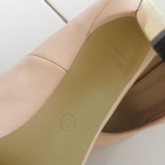 Something Borrow (Category: Heels) located in Shah Alam. Submitted by anksz (Listing ID 91132540, Image 3). Description: .