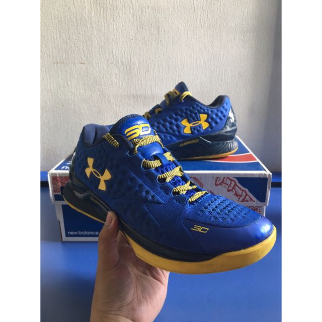 Under armour shoes stephen curry gold deals low cut