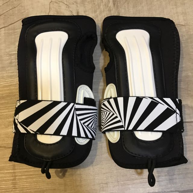 Wrist Guards, Sports Equipment, Exercise & Fitness, Toning & Stretching