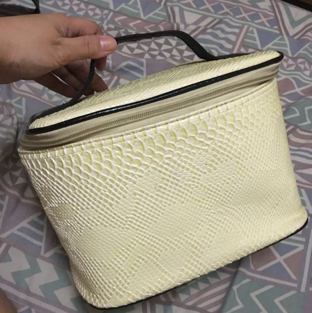 Make Up Bag (Category: Makeup) located in Famy. Submitted by ljfajardo (Listing ID 91503199, Image 1). Description: .