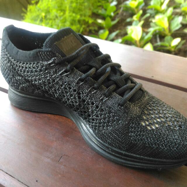 Nike flyknit racer online triple black outfit