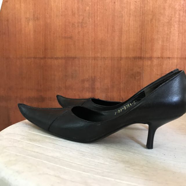Janylin Stilleto (Category: Slippers and slides) located in Imus. Submitted by jalvs (Listing ID 91773814, Image 2). Description: .