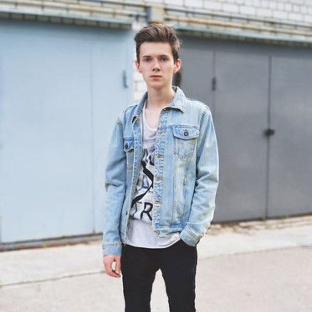 Pull & Bear Denim Jacket (Category: Coats, Jackets and Outerwear) located in Singapore. Submitted by teamnikeh (Listing ID 91863748, Image 1). Description: .