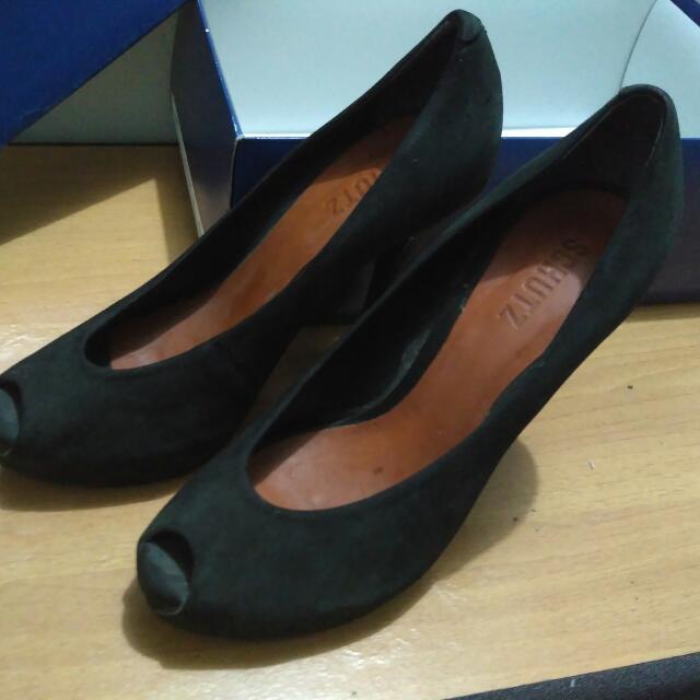 Sepatu Hitam High Heels Schutz 39 40 Women S Fashion Women S Shoes On Carousell