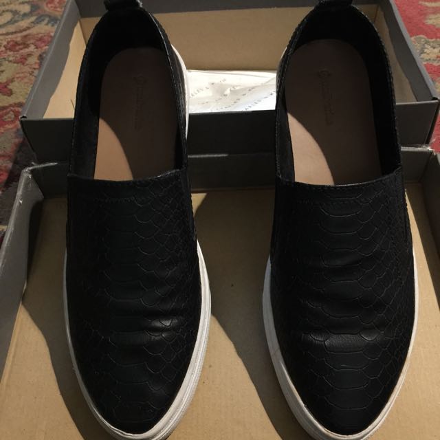 slip on stradivarius