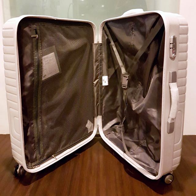American Tourister Dartz Spinner 75cm/28inch TSA, Everything Else on Carousell American Tourister Dartz Spinner 75cm/28inch TSA, Everything Else on Carousell