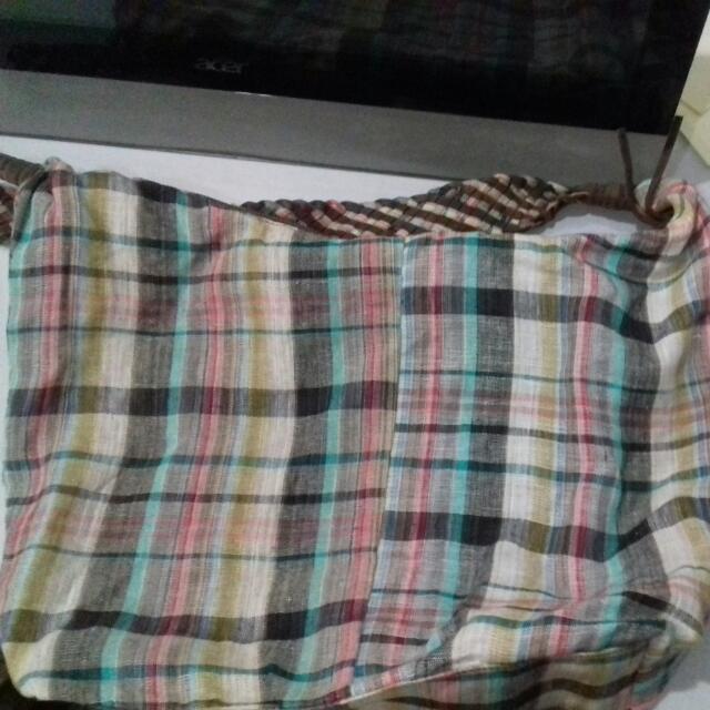 Authentic Roxy Sling Bag (Category: Purses & Pouches) located in Kuala Lumpur. Submitted by chelextang (Listing ID 92096409, Image 2). Description: Authentic Roxy sling bag let go for RM100. Condition 9/10 due to small defect at the corner thus cover / compensate it with Roxy Badges..