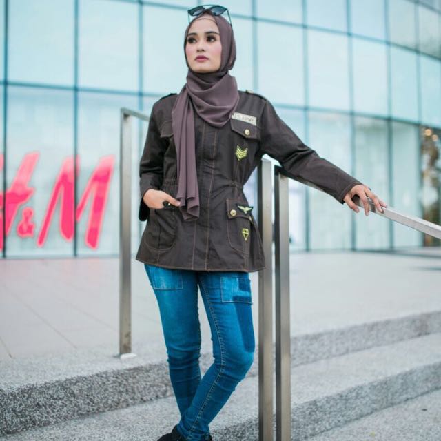 #Bomberjacket (Category: Coats, Jackets and Outerwear) located in Ipoh. Submitted by lelexquisite (Listing ID 92205489, Image 3). Description: BOMBER JACKET 3in1 . Material : Jacket Price : RM50 free pos for SM Size : Free size fit S until L . Measurement 👇🏼👇🏼 Bahu : 16" Lengan : 18" Dada : 42" Labuh : 26" Labuh lengan : 21.5" . Speciality our Bomber Jacket 👇🏼 ✅ Patch sgt berstyle dan mewah ✅ boleh pakai dgn 3 cara mengikut mood anda 😍 ✅ad