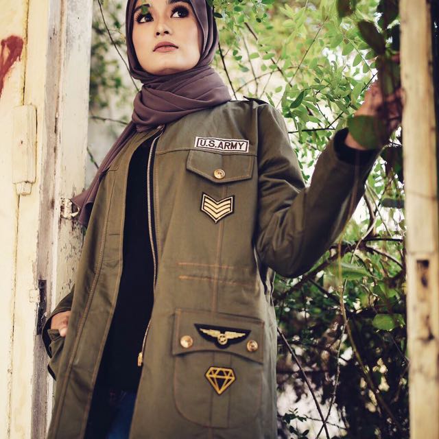 #Bomberjacket (Category: Coats, Jackets and Outerwear) located in Ipoh. Submitted by lelexquisite (Listing ID 92205489, Image 2). Description: BOMBER JACKET 3in1 . Material : Jacket Price : RM50 free pos for SM Size : Free size fit S until L . Measurement 👇🏼👇🏼 Bahu : 16" Lengan : 18" Dada : 42" Labuh : 26" Labuh lengan : 21.5" . Speciality our Bomber Jacket 👇🏼 ✅ Patch sgt berstyle dan mewah ✅ boleh pakai dgn 3 cara mengikut mood anda 😍 ✅ad