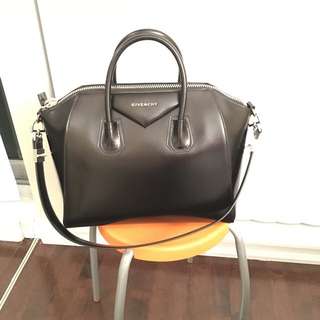 Givenchy Antigona Medium Black Smooth Calf Leather Givenchy Antigona Medium Black Smooth Calf Leather