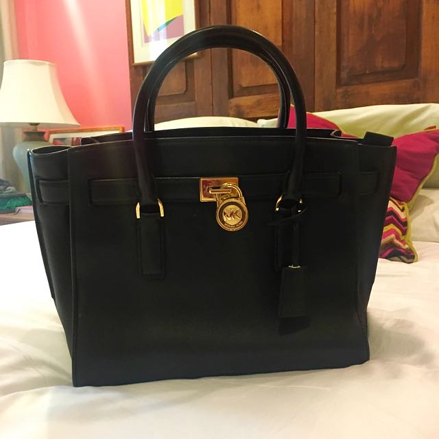 Black mk purse Shop the official Michael Kors USA online shop for jet set luxury: designer handbags, watches, shoes, clothing & more. Receive free shipping and returns on your purchase.
