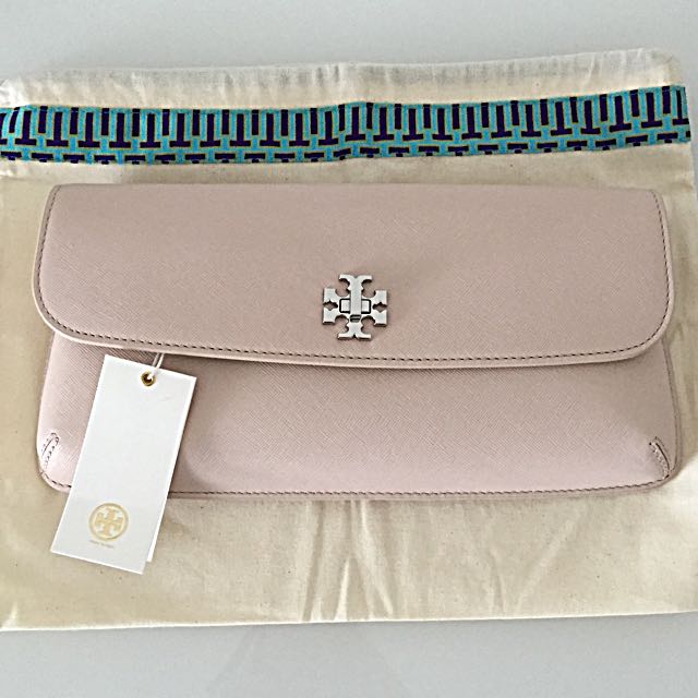 New w/Tags Tory Burch Nude Diana Leather Clutch Sold Out Everywhere,  Luxury, Bags & Wallets on Carousell