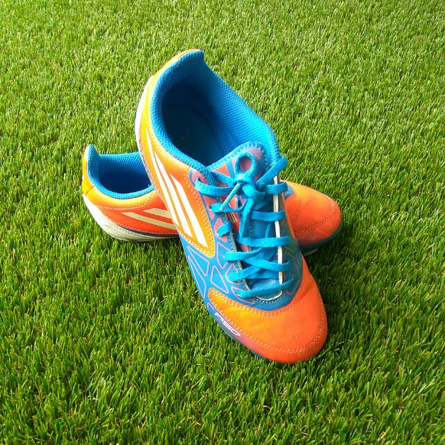 football boots size 2.5