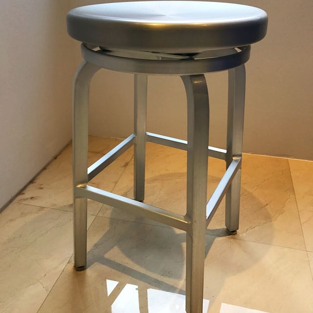 Spin swivel backless counter outlet stool