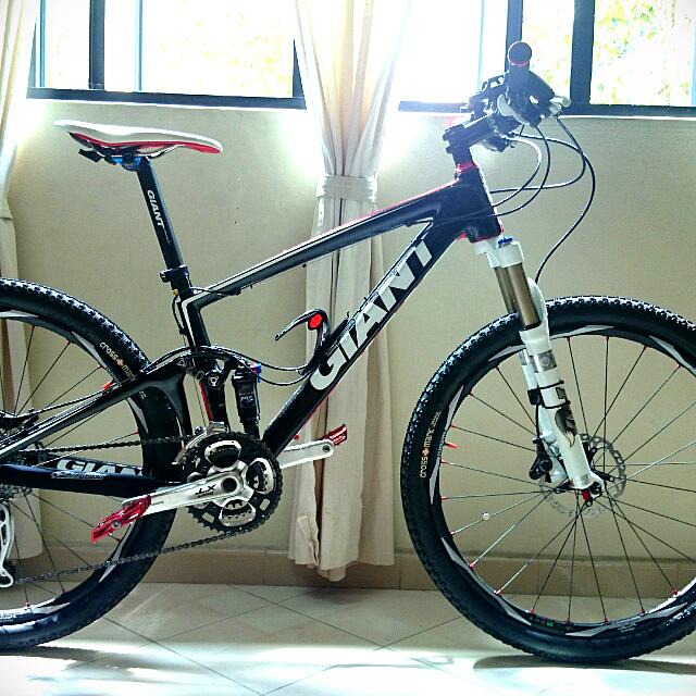 GIANT Full Carbon Double Suspension Mountain Bike