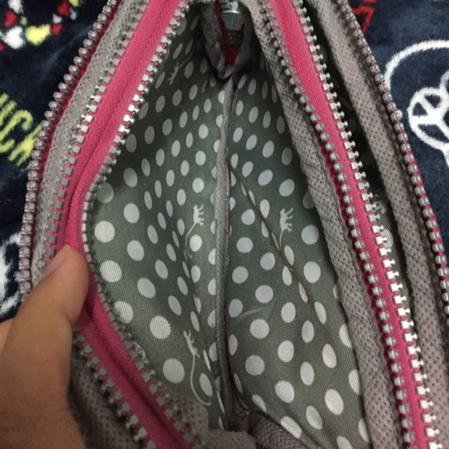 Kipling Multi compartment (Category: Purses & Pouches) located in Seremban. Submitted by elwapreloved (Listing ID 93224987, Image 3). Description: .