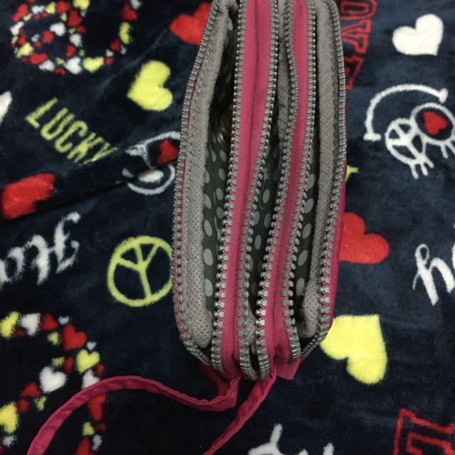 Kipling Multi compartment (Category: Purses & Pouches) located in Seremban. Submitted by elwapreloved (Listing ID 93224987, Image 2). Description: .