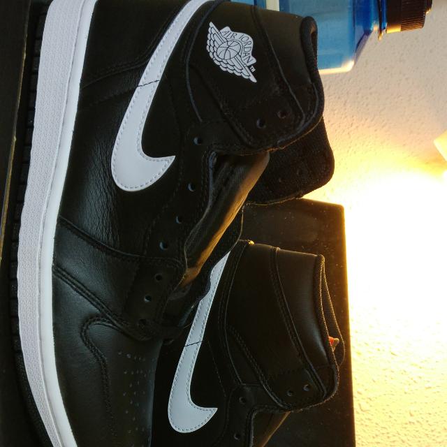 mid top black air force ones