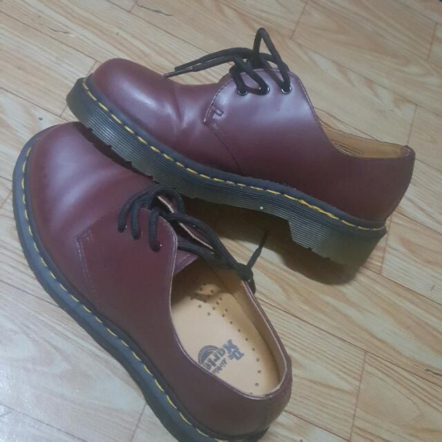 Dr martens sales maroon low cut