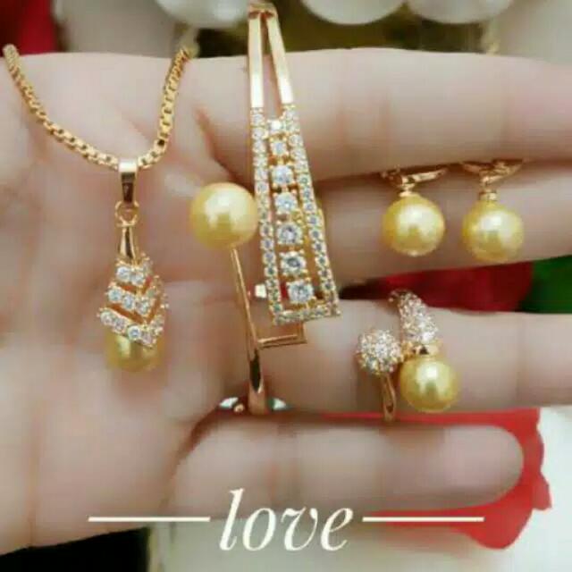 Satu Set Perhiasan Xuping Lapis, Emas