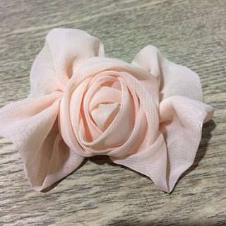 #SemuaRm2 Beige Floral Hair Clip 🌸