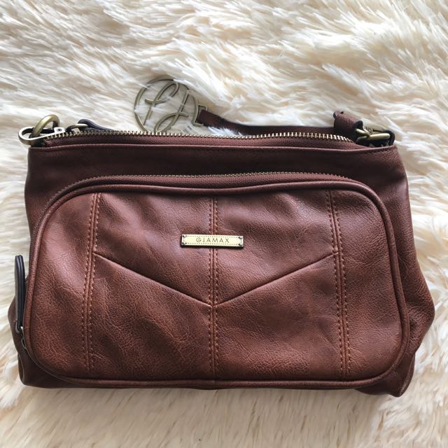 Giamax sling bag top