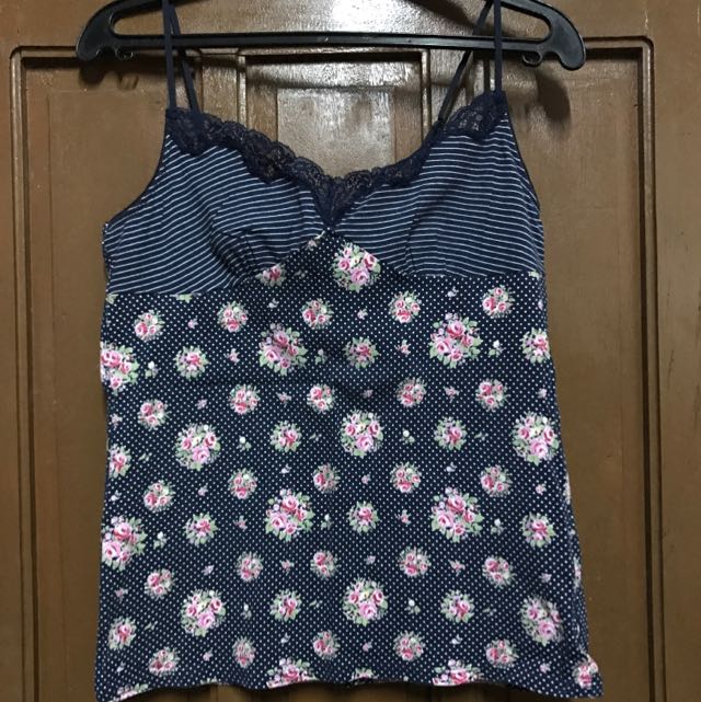 Uniqlo Floral Top (Category: Blouses) located in Meycauayan. Submitted by lychie (Listing ID 93739090, Image 1). Description: .