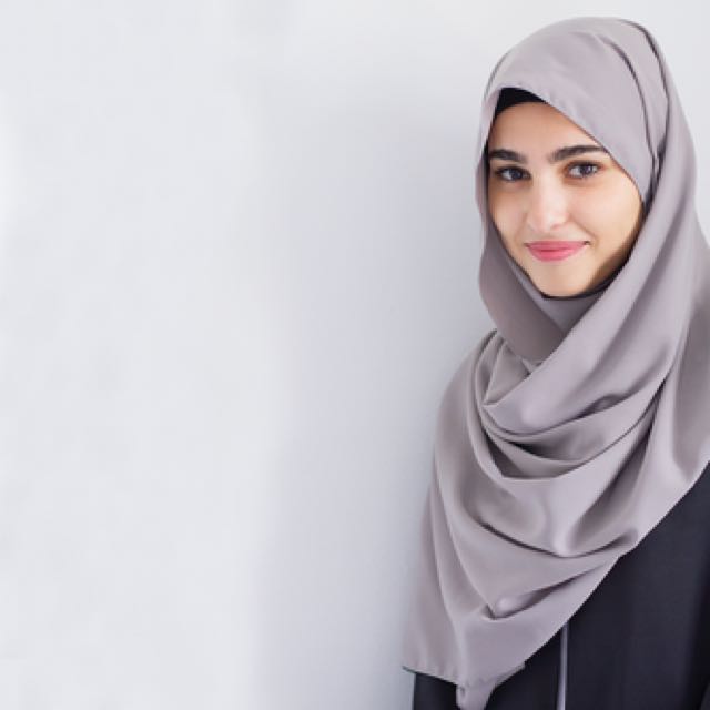 The Shawl Label Essential Shawl Ash Grey, Women's Fashion, Muslimah  Fashion, Hijabs on Carousell