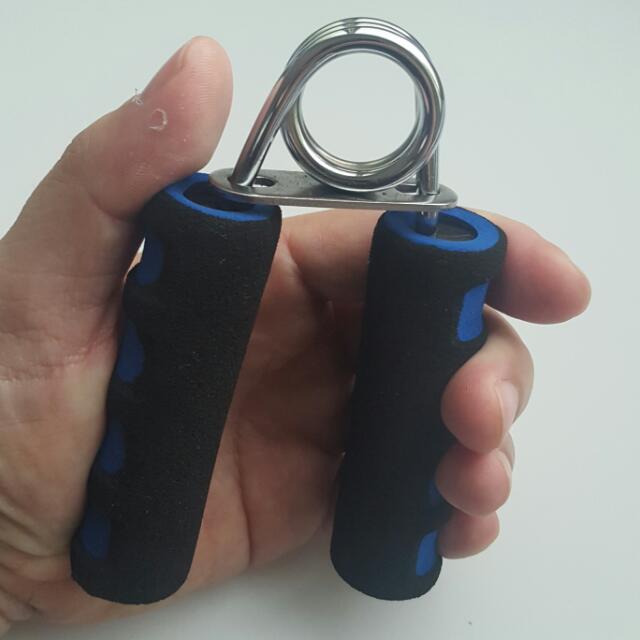 Hand Grip. Exercise hands and arm strength. 25kg resistance , Sports