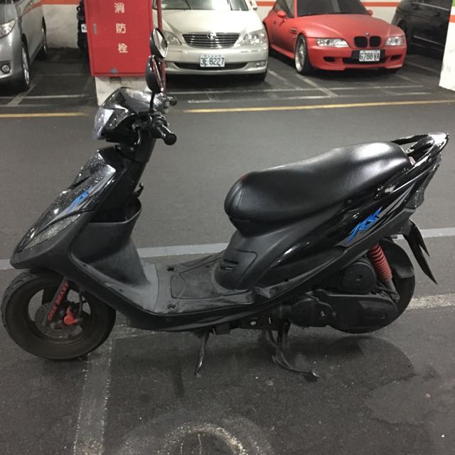 自售二手山葉yamaha Rs重型機車100cc 機車在旋轉拍賣