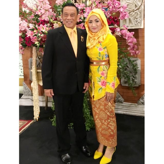 1 Set Kebaya Kutubaru Atasan Kain Bawahan Dan Sepatu Fesyen Wanita Pakaian Wanita Atasan Di Carousell